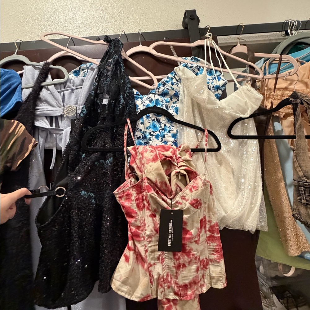 Women’s Clothing Bundle – XS / Small – 34 Pieces - Picture 13 of 14